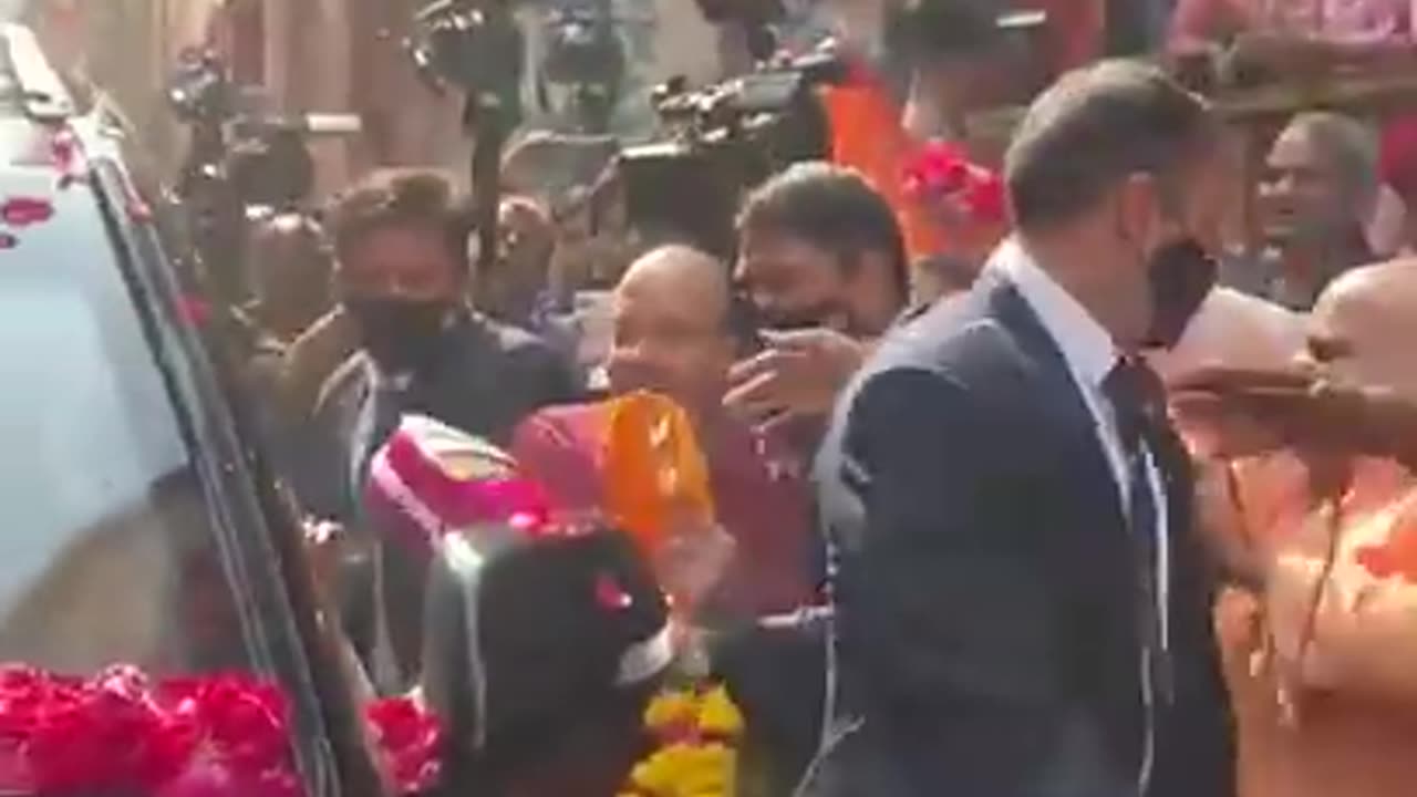 Pm modi Stop convoy in varanasi