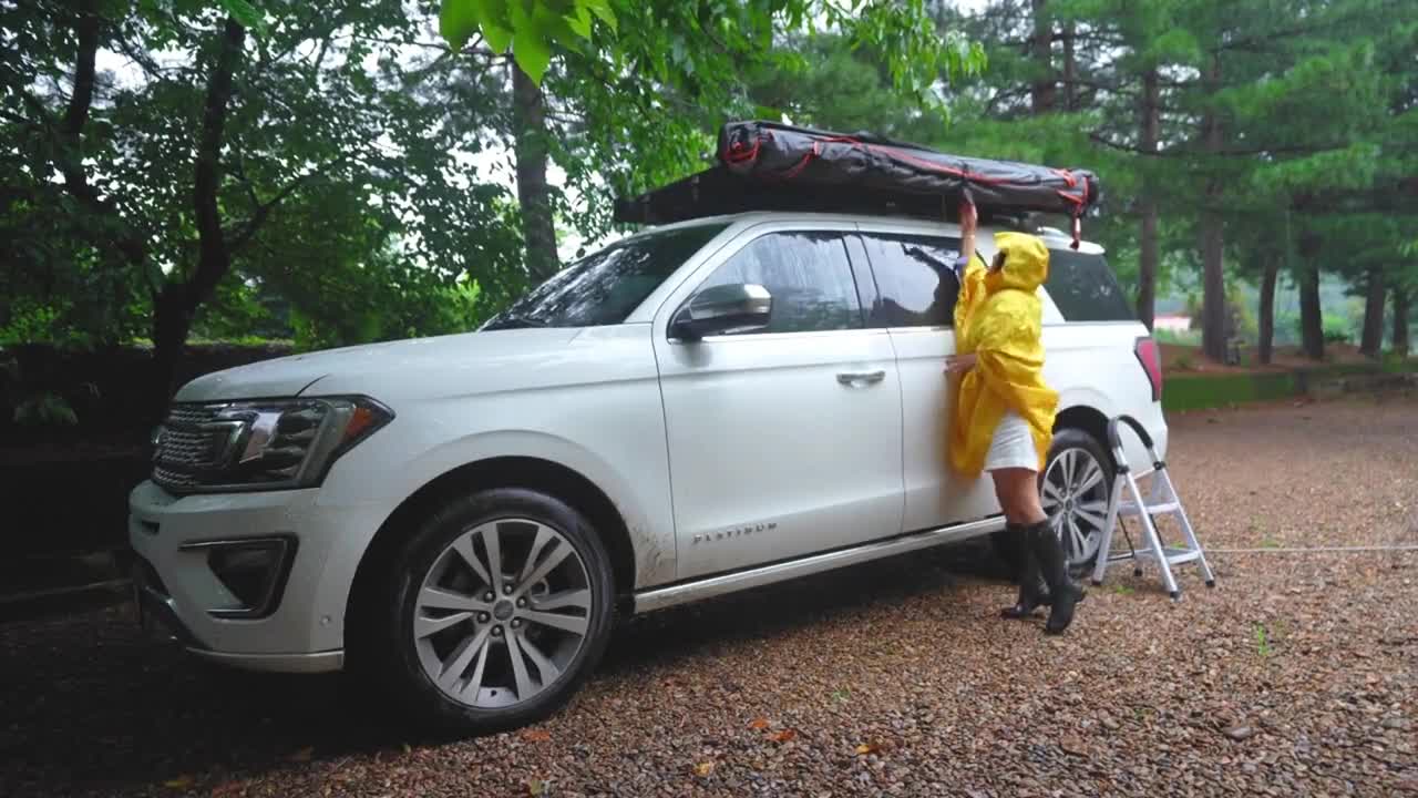 It's not lonely to camp alone in a car and enjoy the rain and food