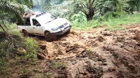 Strada 4x4 AWD Car Offroad Extreme di Jalur Lumpur Kebun Kelapa Sawit