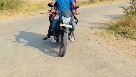 dekhiye kaise police wale ko ullu bnaya 😊😊😊😊