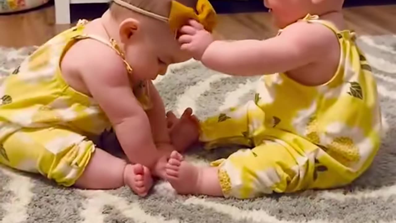 Funny Twin babies