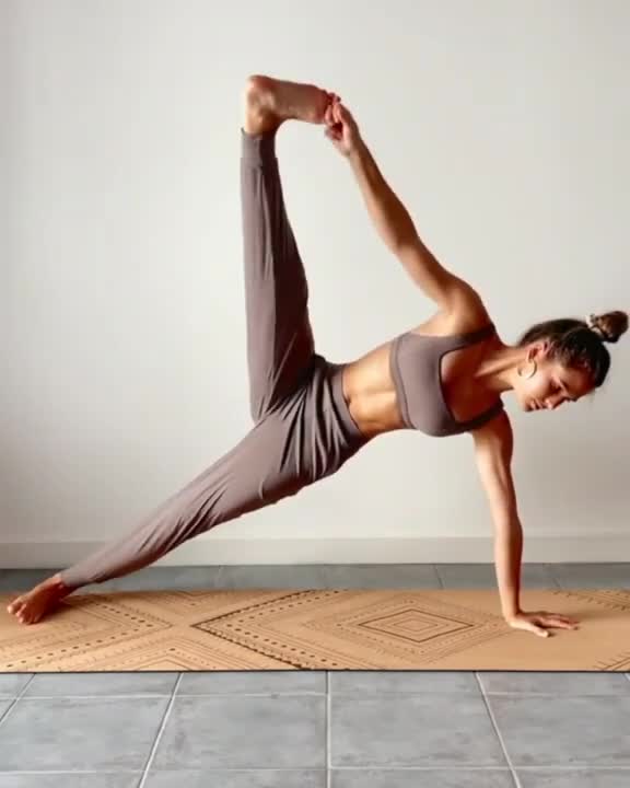 Yoga Girl Amazing yoga legstand, Spilits, Stretching, Flexibility