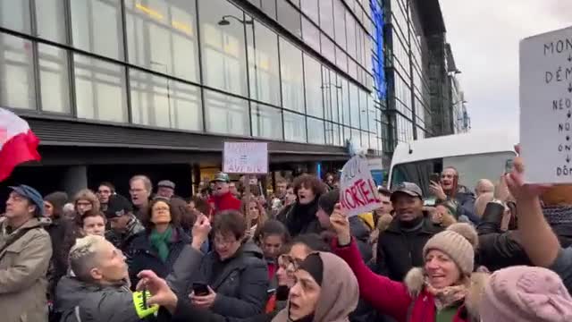 1.29.2022 outside #Pfizer building in Paris. 💥