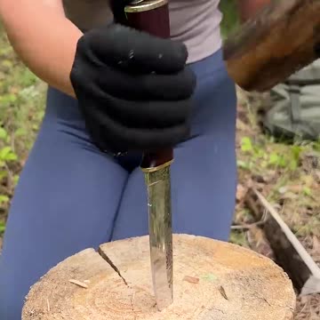 Pretty WOMAN knows how to handle a knife🔪 #camping #survival #bushcraft #outdoors