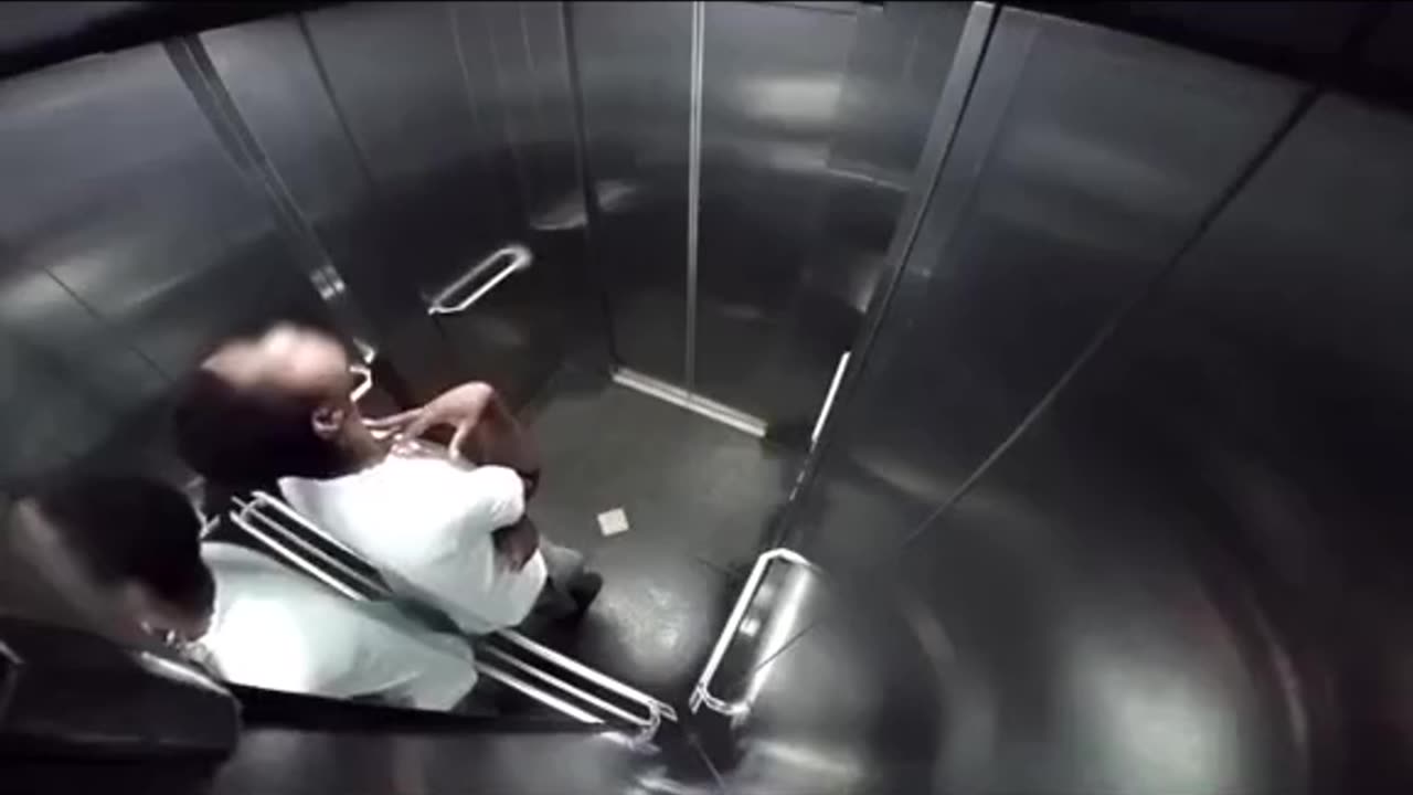 Dor de Barriga no Elevador - prank pegadinha apanhados