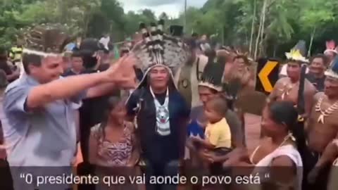 BOLSONARO CONVERSA COM INDIGENAS QUE DIZEM QUERER AUTONOMIA SOBRE SUA TERRA