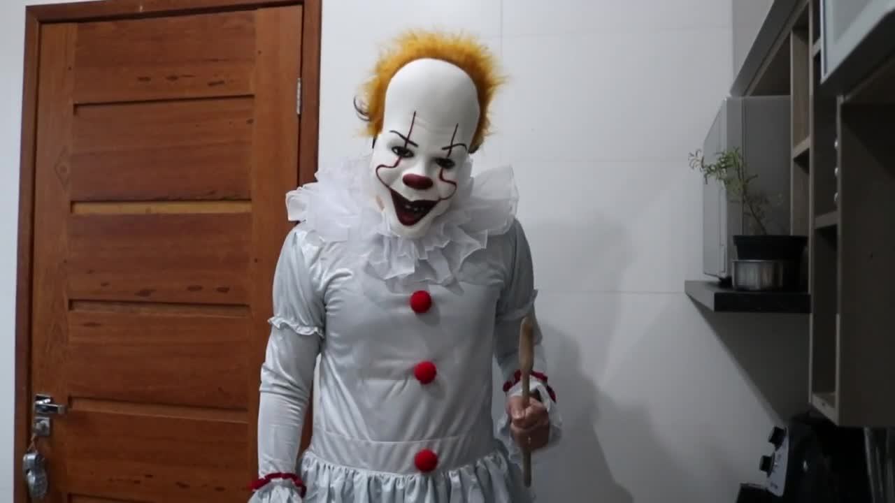 Halloween Prank Pennywise Scares Dog