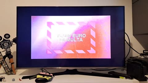 Opening to: The Simpsons Against the World (2004) UK DVD (Italian language option)