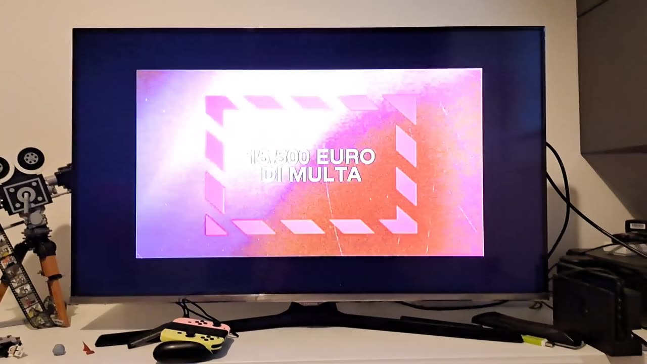 Opening to: The Simpsons Against the World (2004) UK DVD (Italian language option)