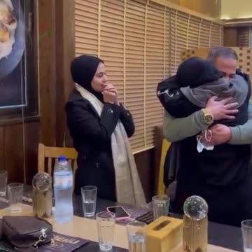 شاب فلسطيني من غزة يلتقي بعائلته بعد سنوات من الغربة 🇵🇸