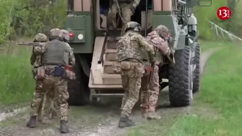 Chinese vehicles are building the defense lines of the Russians