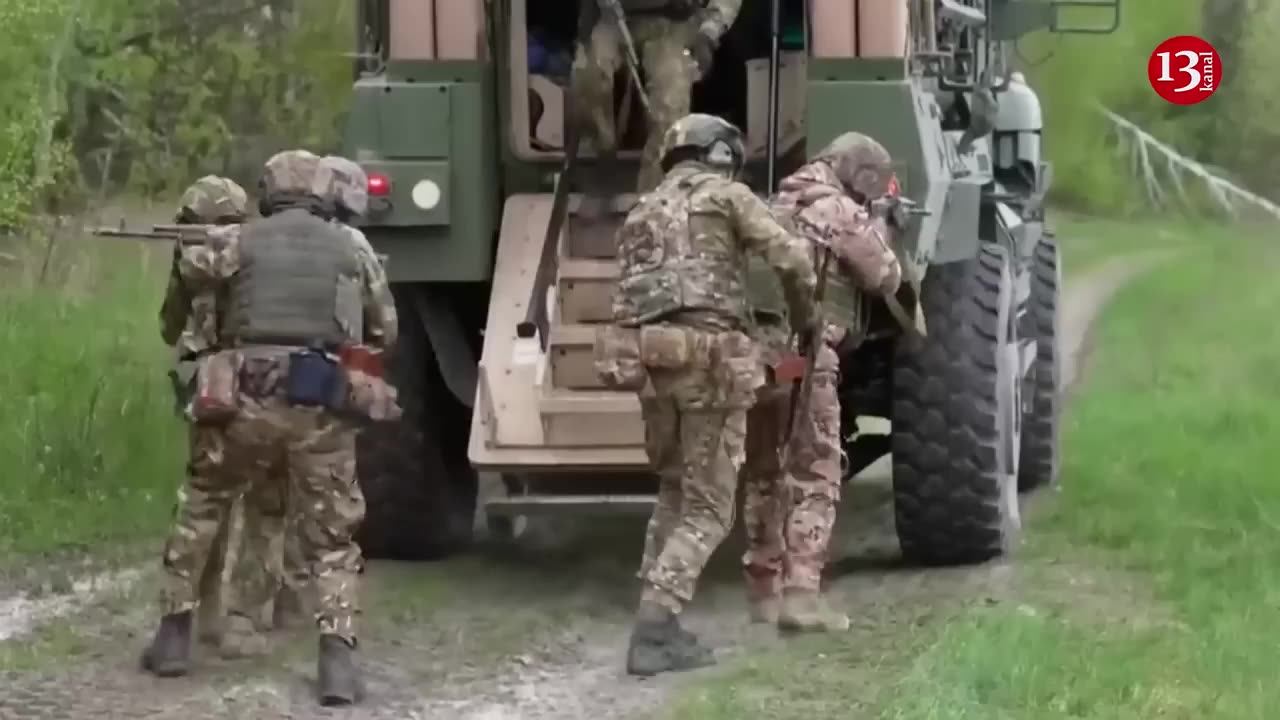 Chinese vehicles are building the defense lines of the Russians