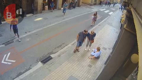 Tiran al suelo a una anciana en El Raval para robarle una cadena de oro