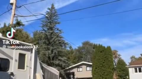 Chemtrail in a time-lapse video. This is NOT a contrail...