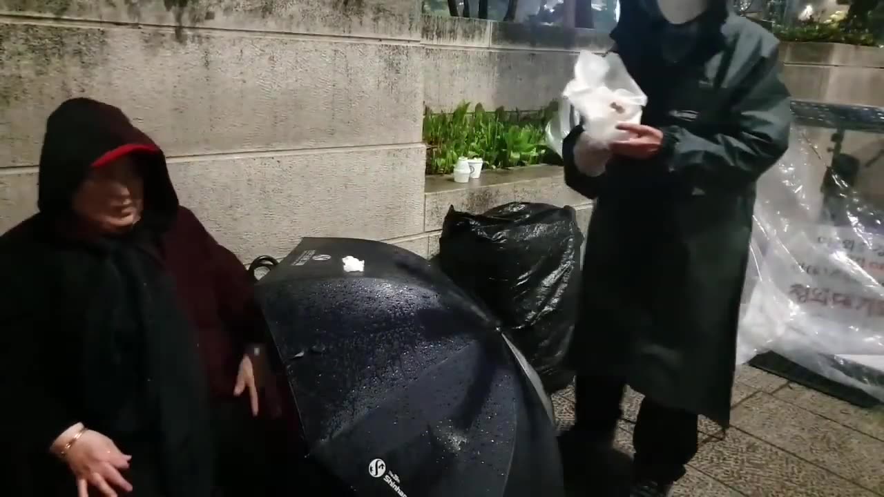 20200410_V3_S04(D9oBBxBc89w)다음엔 이 만찬에 청와대 비서진부터 초청 서울역 노숙자들과 함께