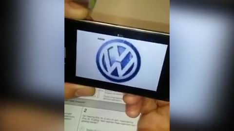 Zarotirao je znak VOLKSWAGENA na mobitelu i ŠOKIRAO JAVNOST! (VIDEO)