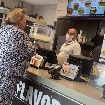 Viral Tiktok video of a Karen Going Off On Carl's Jr Employee Then Get’s Owned By UberEats Driver