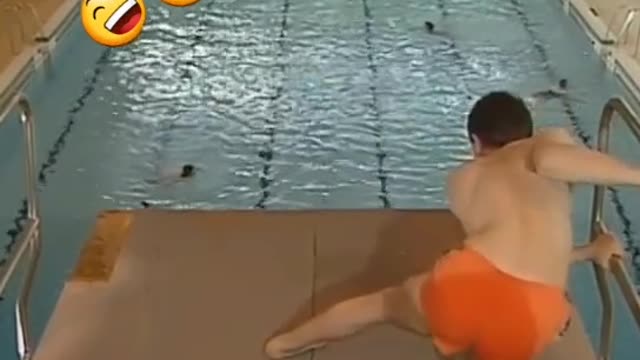 Mr Bean.La adad no es problema para subirse a un tobodan