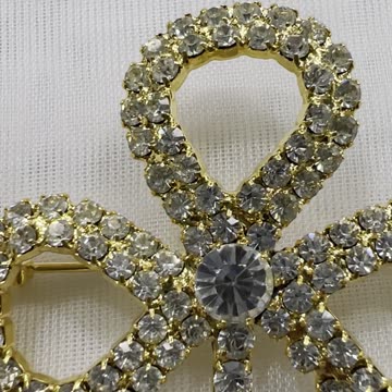 18KGP Lucky Shamrock Pin. Made with Swarovski Crystal. St. Patrick’s Day Brooch