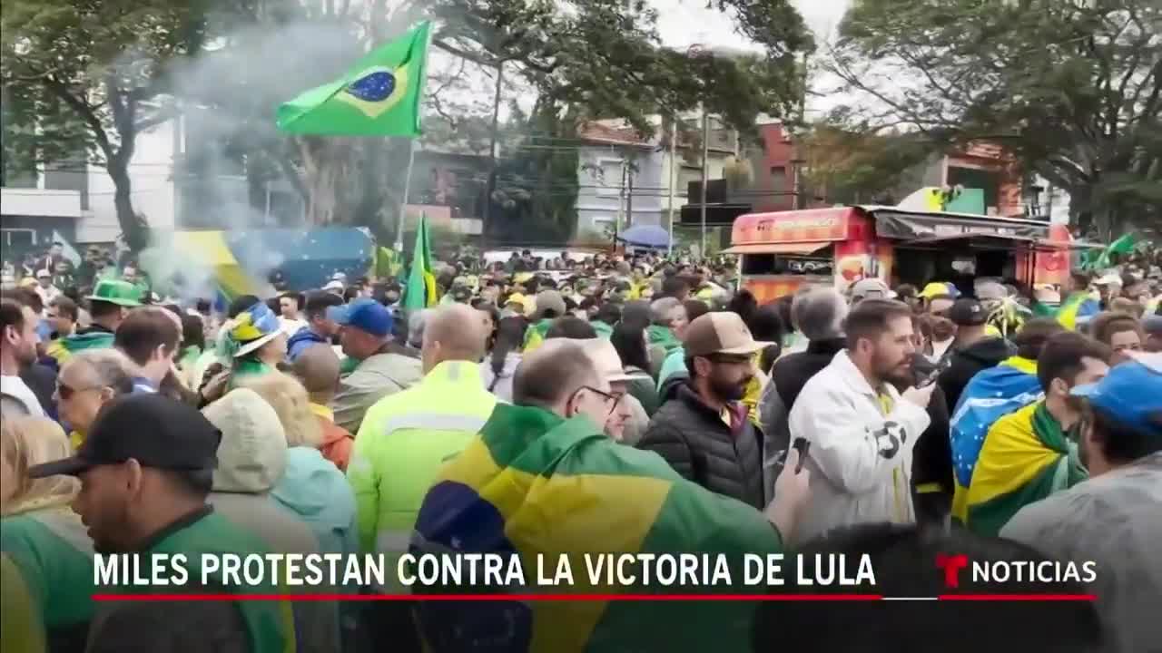 Persisten las protestas por derrota de Bolsonaro en Brasil | Noticias Telemundo