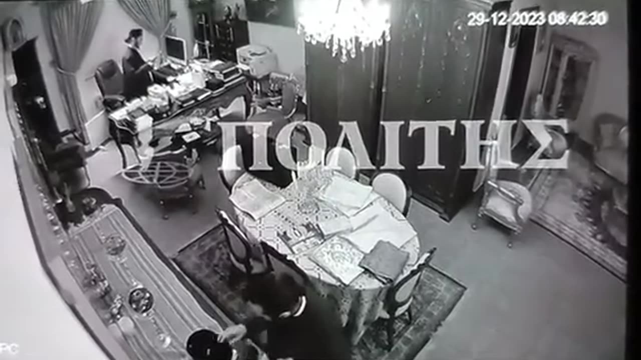 Μοναχοί έλουσαν με μύρο το σταυρό για να το πουλήσουν ως <<θαύμα>>