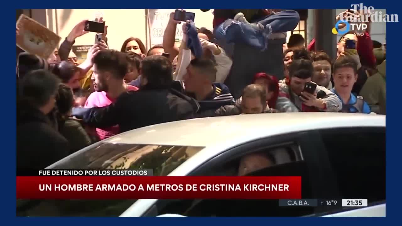 Man points gun at Argentinian vice-president Cristina Fernández de Kirchner