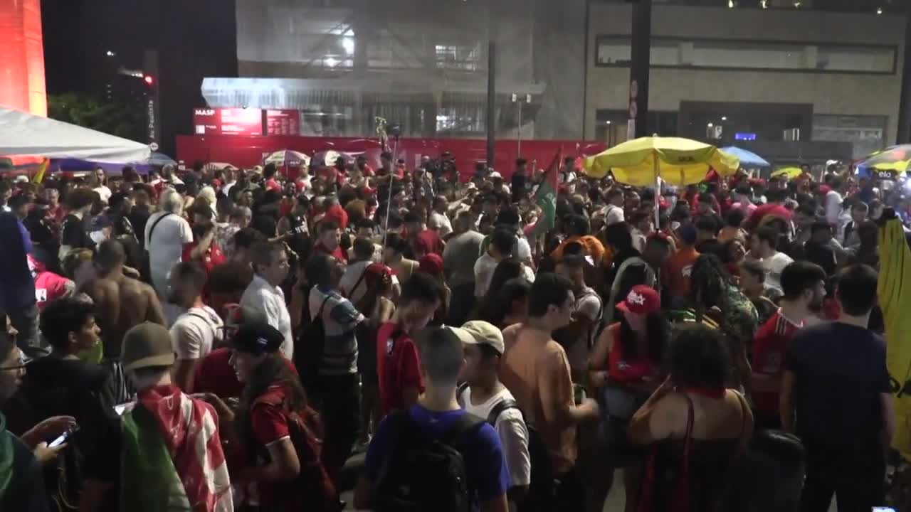 Brazil: supporters celebrate as Lula holds narrow leads | AFP