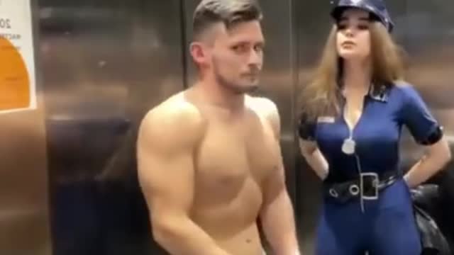 Shmeksss - elevator prank police woman gym - PopCornRest #prank #shmeksss #reaction #comedy