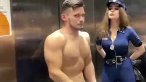 Shmeksss - elevator prank police woman gym - PopCornRest #prank #shmeksss #reaction #comedy