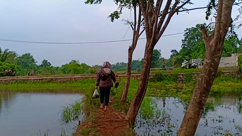 Having fun with small children in rural areas 21