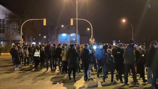 Greifswald: Der Demo-Zug passiert die Europakreuzung 24.01.2022