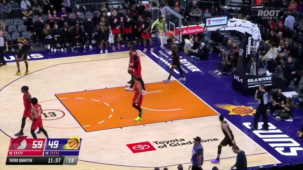 Booker nails Ayton in the head after-the-whistle shot bounces off the rim