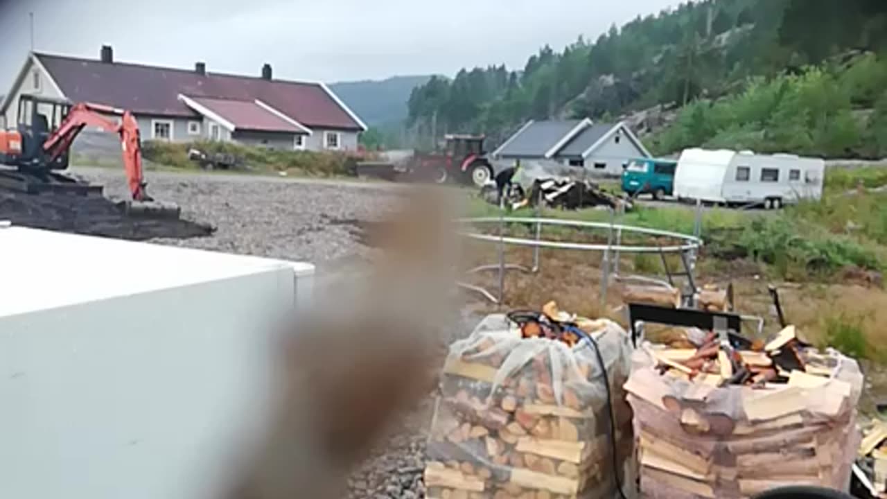 Odelsgutten og Makkeren hans brenner kjemikalie bål på Bornes Camping