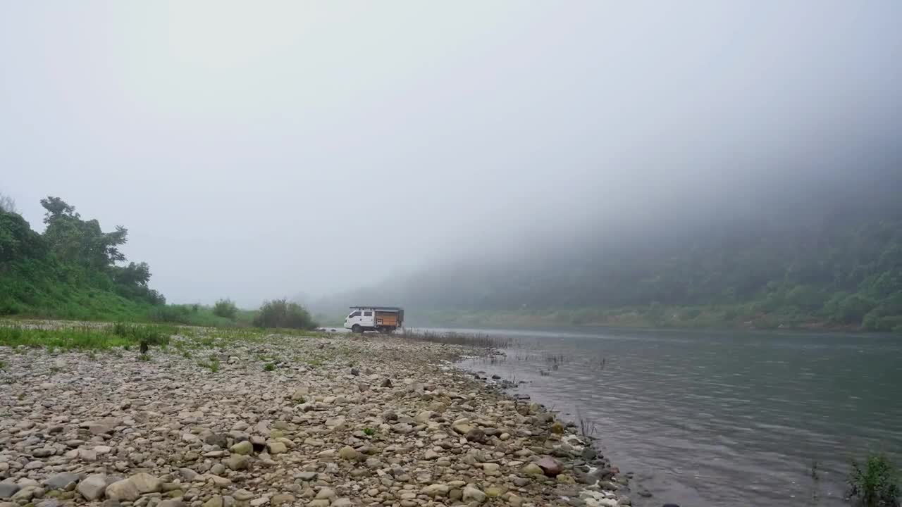 It's boring to have a picnic in a single car camp and enjoy a good time alone