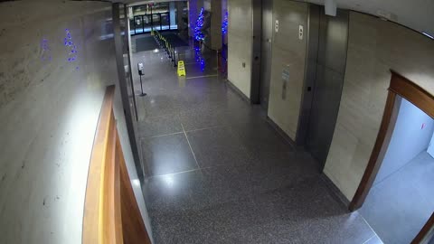 8003FCOB01ElevatorLobby_2021-01-05_01h00min00s897ms.mp4