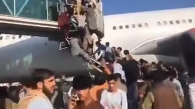 Afghans try to flee Taliban/Afghans fall from air plan