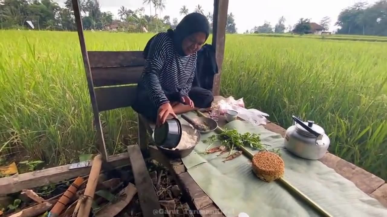 Eating liwet rice in the rice fields is so delicious