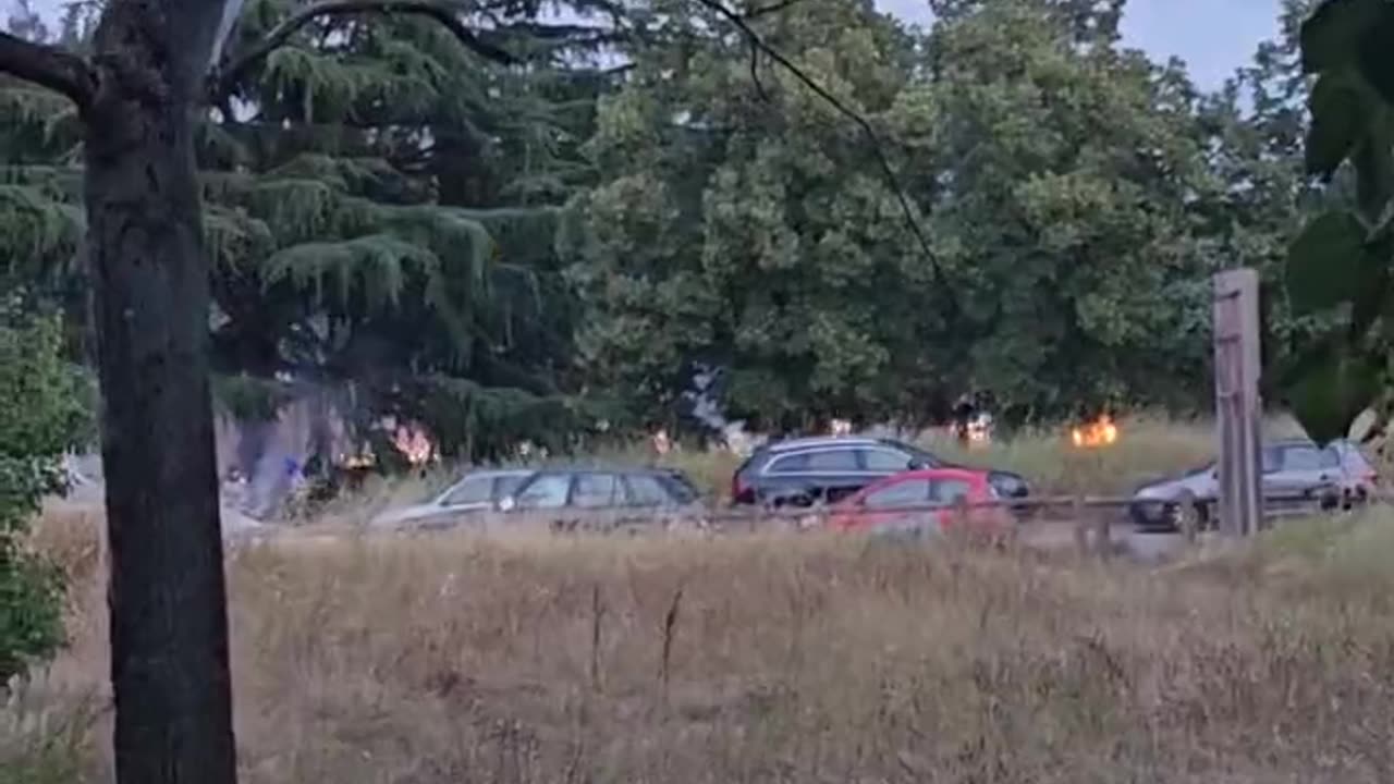 🇫🇷⚠️ In Venissieux, a mob of youths battle with police along with beating on cars.