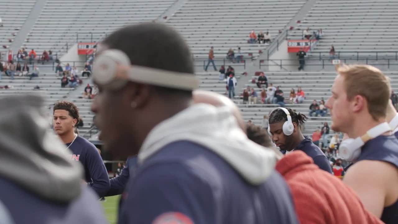 Auburn players and coaches join arms for prayer circle ahead of W. Kentucky game