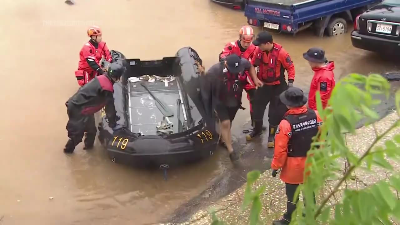 Heavy rain batters South Korea's border city and parts of metropolitan areas.mp4