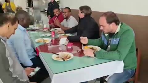 Bolsonaro almoçando com o povo