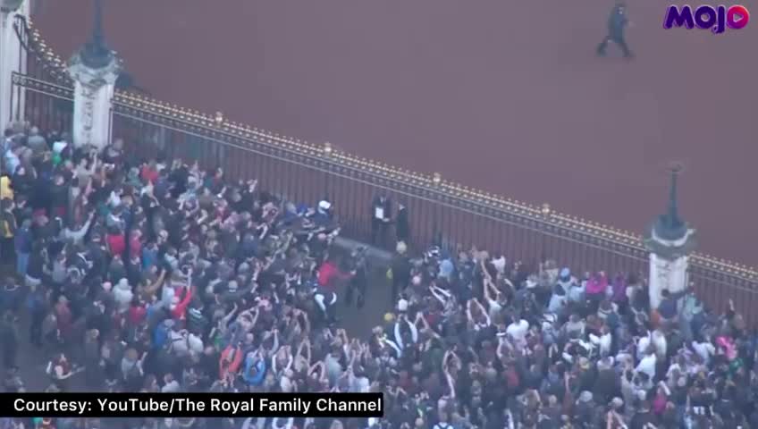 Official Notice Of Queen's Death Posted On The Gates Of Buckingham Palace