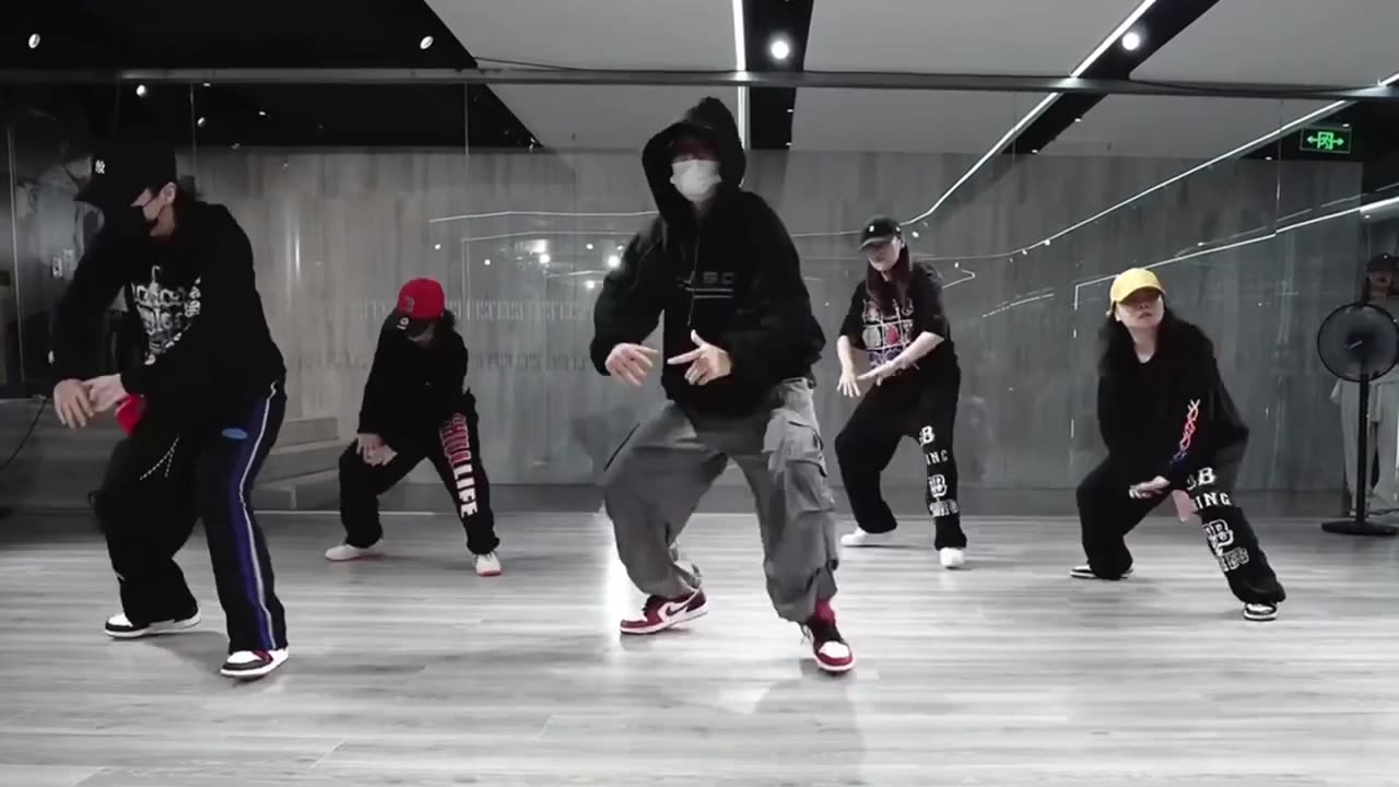 Group Hip Hop Dance Top/Basic Hip Hop Dance Movements/Alexander A