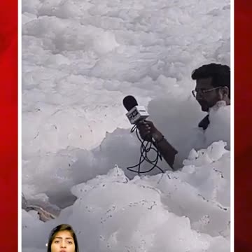 విషపూరితమైన యమునా నది.. నురగ నీటిలో రిపోర్టర్ | #ytshorts #reporter #poisonous #yamuna