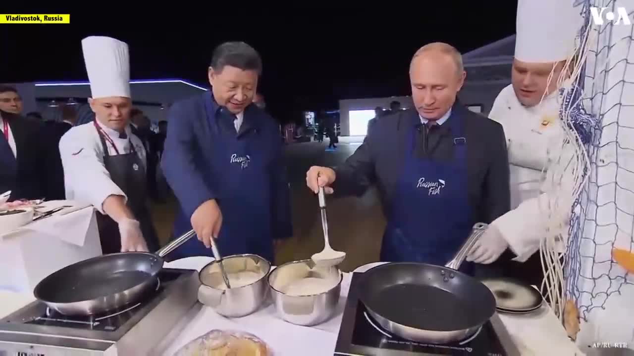 Putin and Xi make pancakes _ VOANews_1