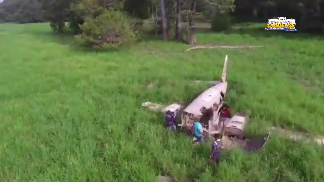 Avião abandonado na costa do Paru