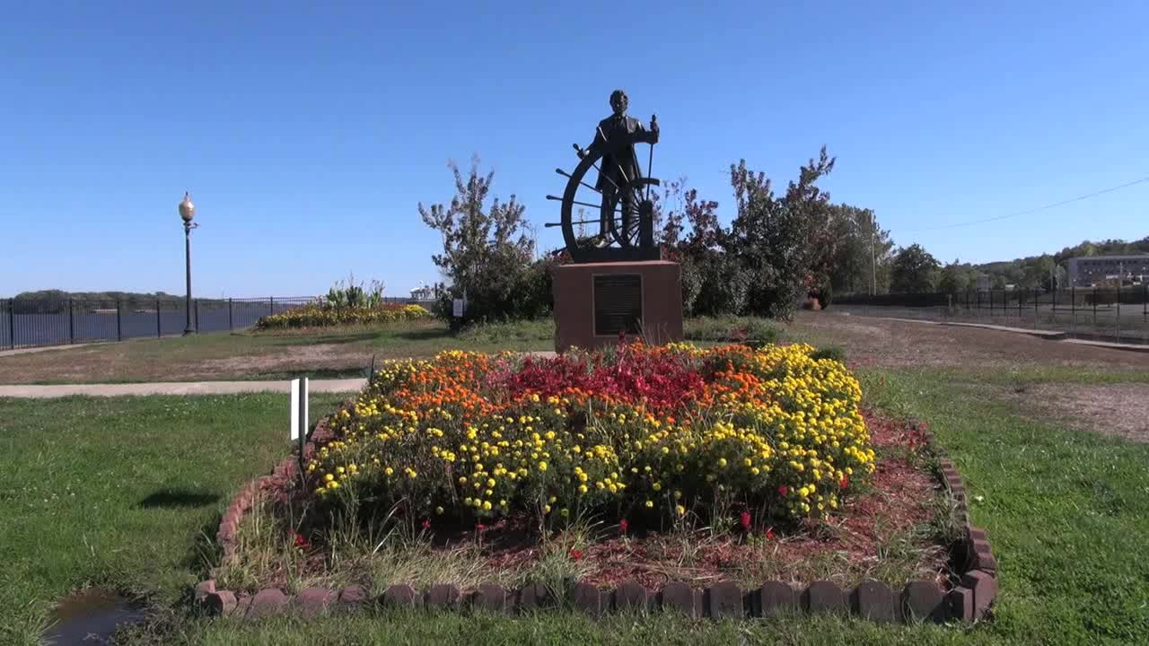 Missouri Hannibal Mark Twain statue and flowers s