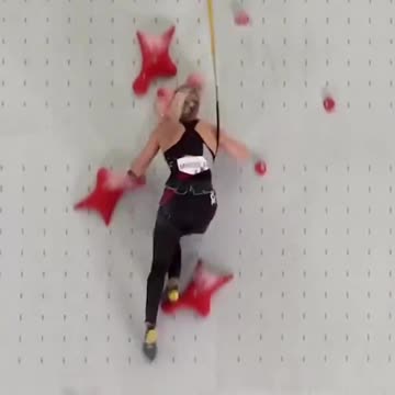 Aleksandra Mirosław breaking the speedclimbing world record