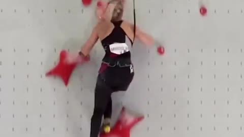 Aleksandra Mirosław breaking the speedclimbing world record