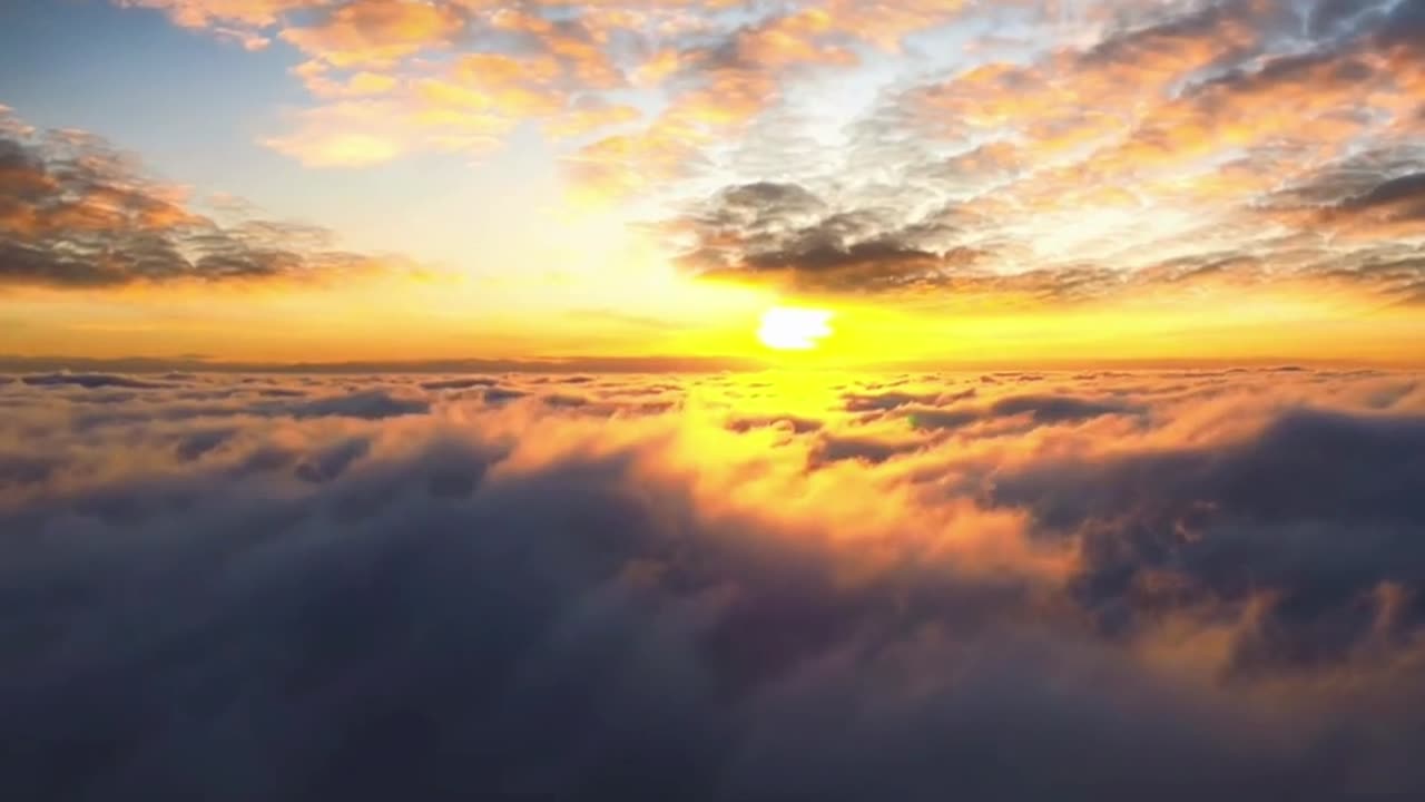 Drones take you to see the sea of clouds at sunset